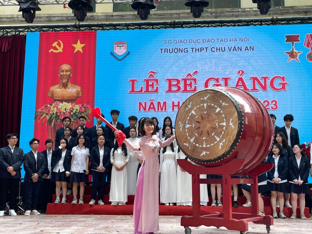 Cô Nguyễn Thị Nhiếp - Hiệu trưởng Trường THPT Chu Văn An gióng hồi trống bế giảng, chia tay năm học 2022-2023