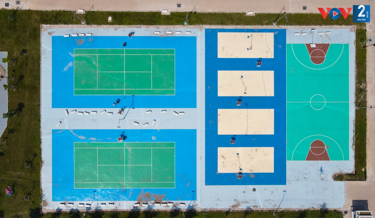 Các sân hoạt động thể thao như bóng rổ, tennis, bóng chuyền... đã cơ bản hoàn hiện cơ sở vật chất.