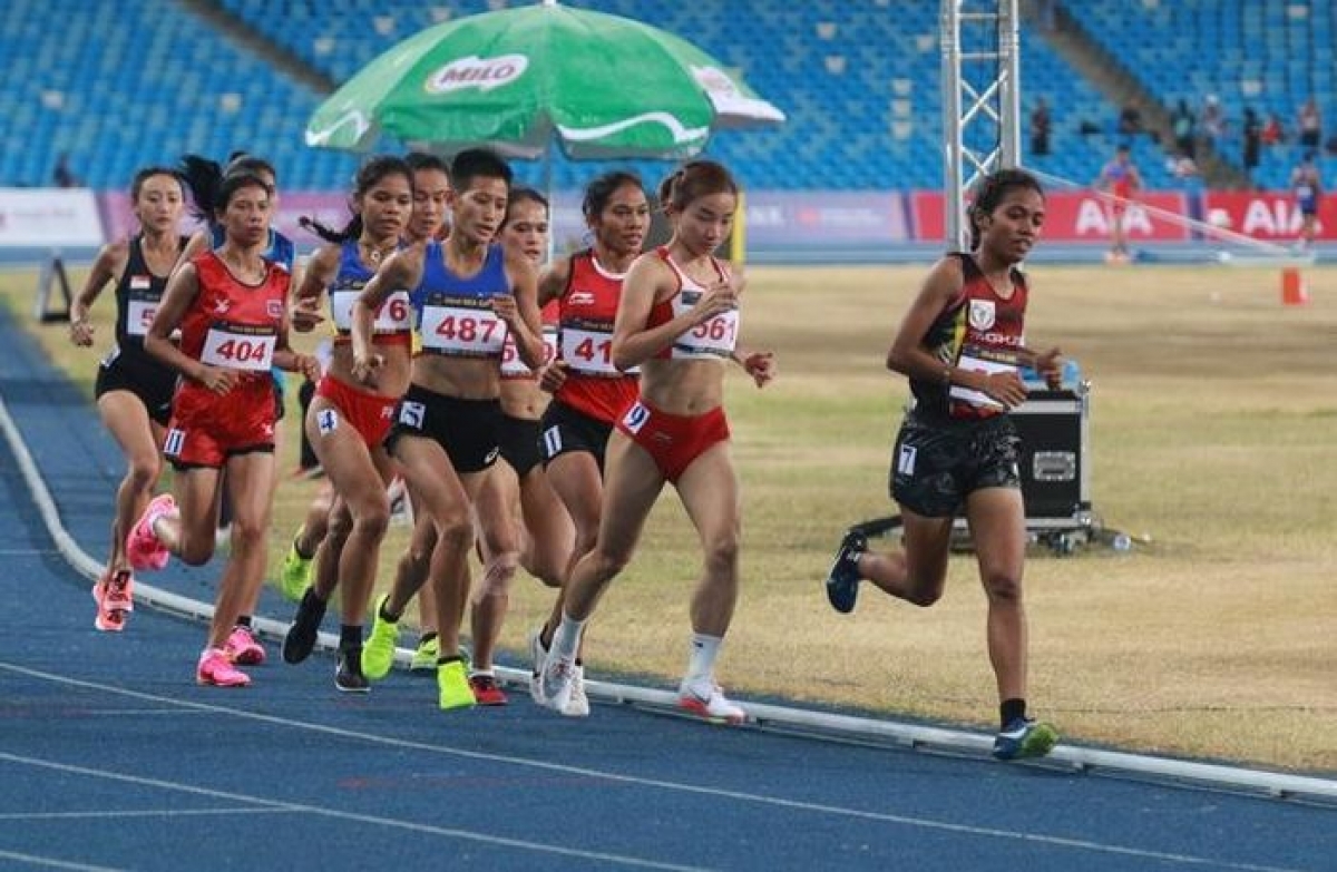 Nguyễn Thị Oanh trên đường chạy 1500m vào lúc 17h30