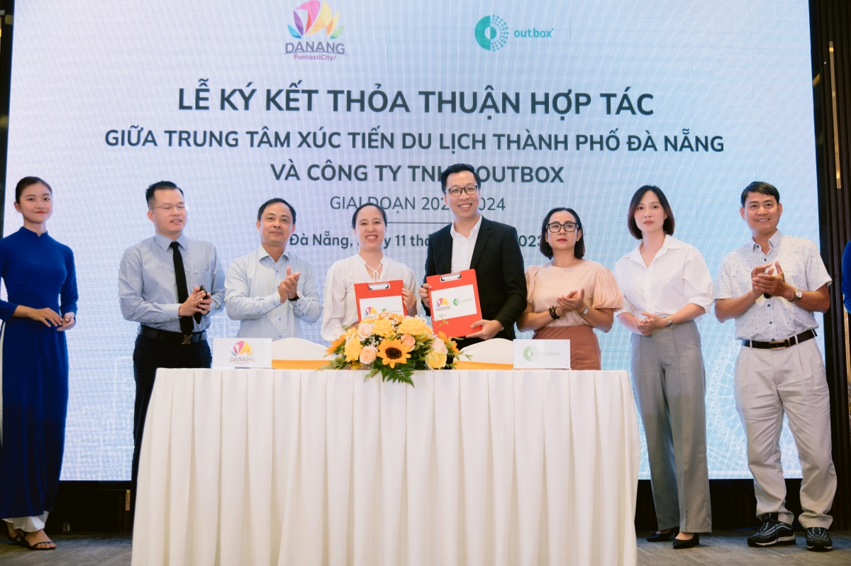 Lễ ký kết thỏa thuận hợp tác triển khai các hoạt động nghiên cứu, định vị thị trường và ứng dụng phân tích dữ liệu du khách đến Đà Nẵng giữa Trung tâm Xúc tiến Du lịch TP. Đà Nẵng và Công ty TNHH Outbox