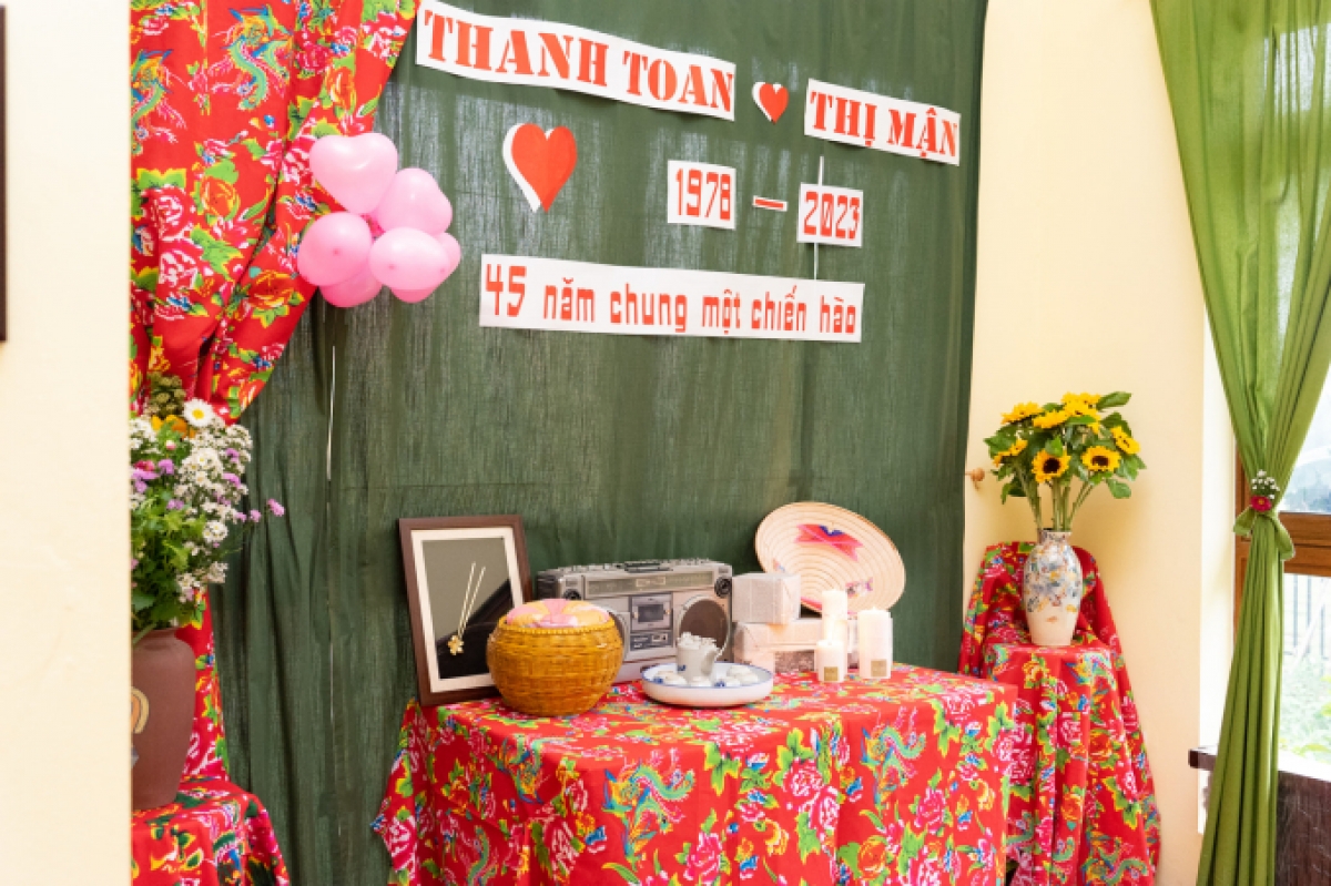 Sân khấu đám cưới cho ông Toan, bà Mận được các con chuẩn bị, tại một homestay ở Thạch Thất, Hà Nội. Ảnh: Nhân vật cung cấp