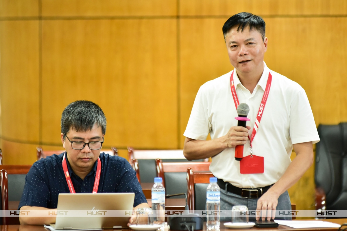 PGS. Nguyễn Phong Điền (phải), Phó Giám đốc đại học BKHN  và PGS. Trương Việt Anh, Trưởng phòng Quản lý chất lượng tại Buổi trao chứng nhận Kiểm định ASIIN tháng 5/2023