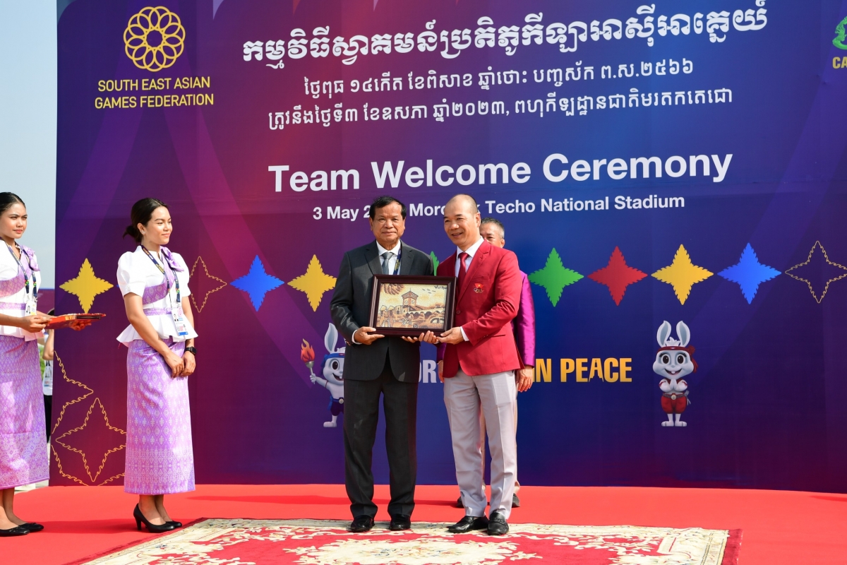 Phó đoàn Thể thao Việt Nam Hoàng Quốc Vinh tặng quà lưu niệm cho đại diện chủ nhà Campuchia.
