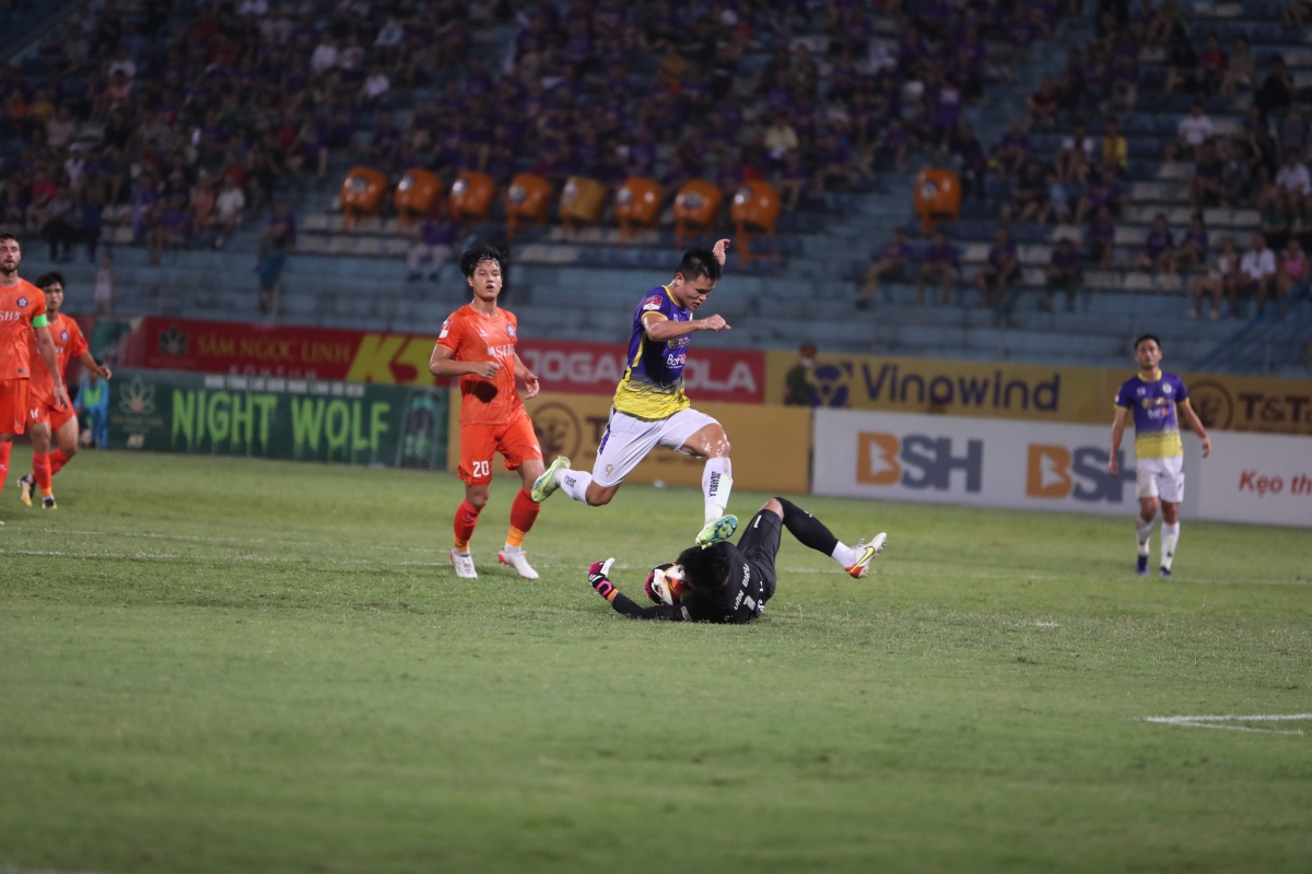Bỏ lỡ nhiều cơ hội, Hà Nội FC đành chấp nhận bị cầm hoà 1-1 trên sân nhà