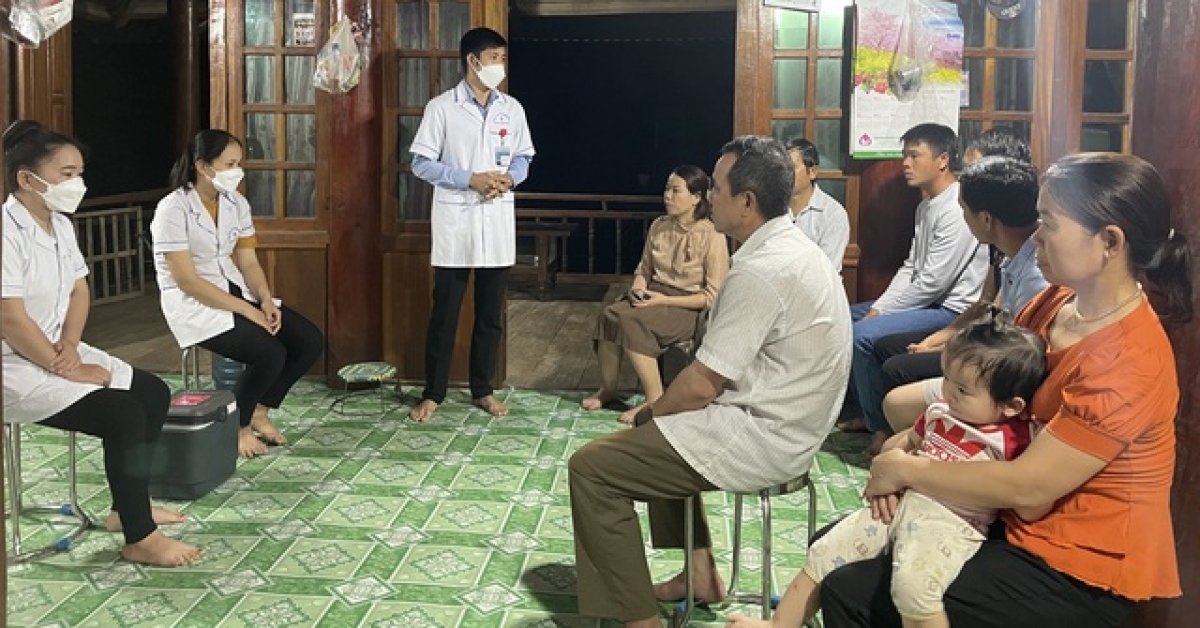 Cán bộ y tế tuyên truyền về bệnh bạch hầu cho người dân ở xã Pu Nhi