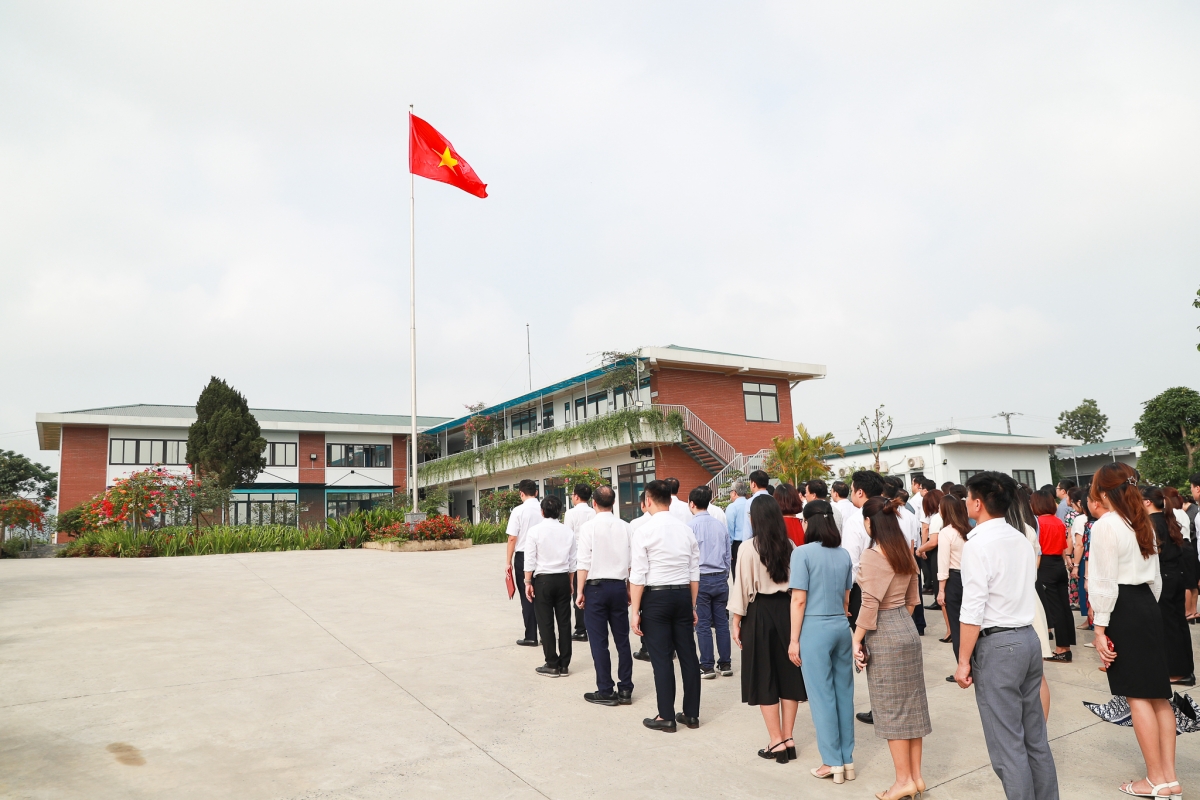 Cán bộ, giảng viên ĐHQG Hà Nội thực hiện nghi thức chào cờ, thành kính bày tỏ lòng biết ơn và kính trọng sâu sắc đối với Chủ tịch Hồ Chí Minh nhân dịp kỷ niệm 133 năm ngày sinh của Bác.