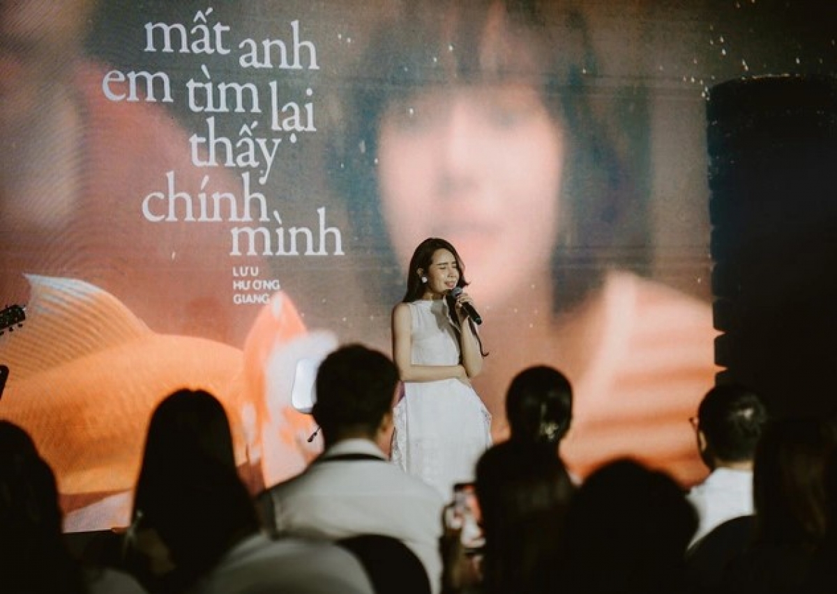 Tại sự kiện, nữ ca sĩ hát live các ca khúc trong EP và tiết lộ cảm xúc, suy nghĩ của cô khi sáng tác 3 bản nhạc buồn