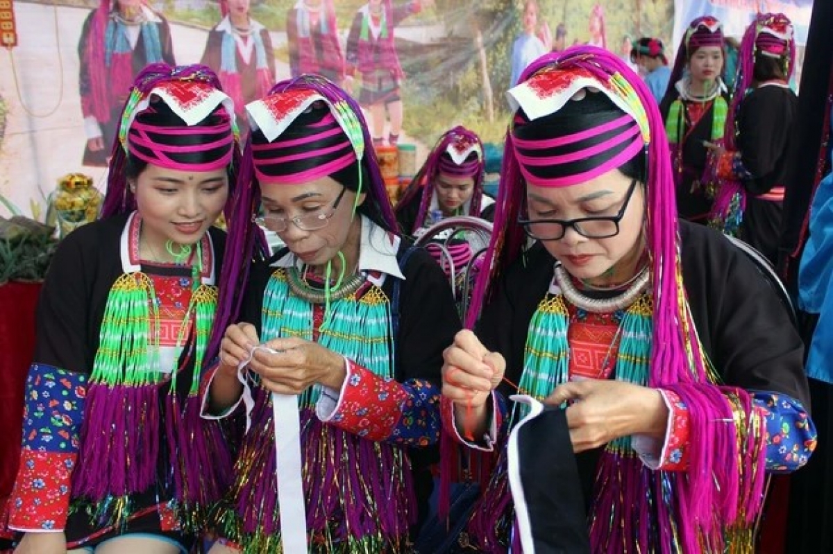 Phụ nữ dân tộc Dao trình diễn nghệ thuật thêu tại Lễ hội Hoa sim biên giới