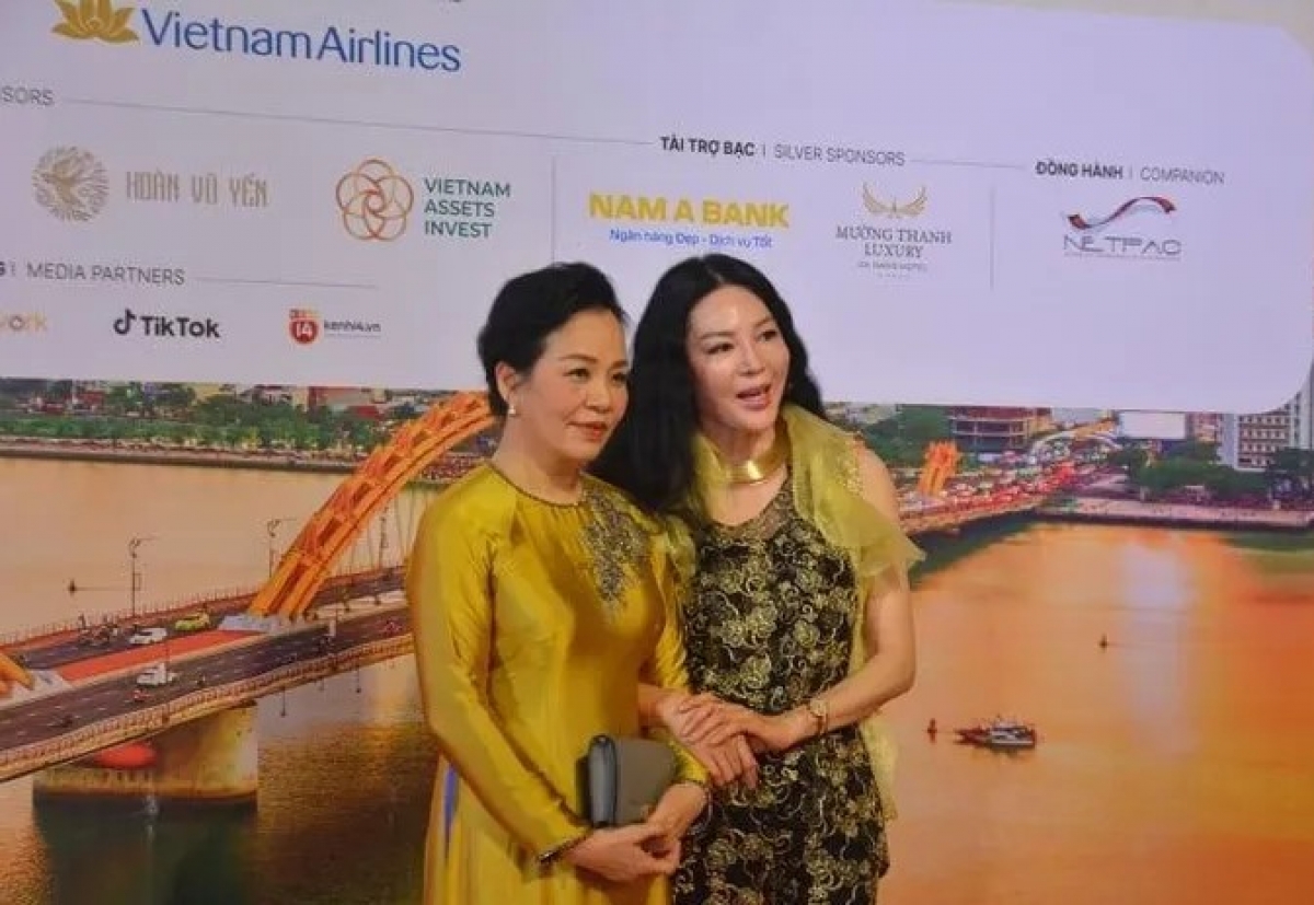 Giám đốc Liên hoan phim châu Á Đà Nẵng Ngô Phương Lan (bìa trái) và bà Lynda Park - giảng viên khóa học Ươm mầm tài năng tại LHP
