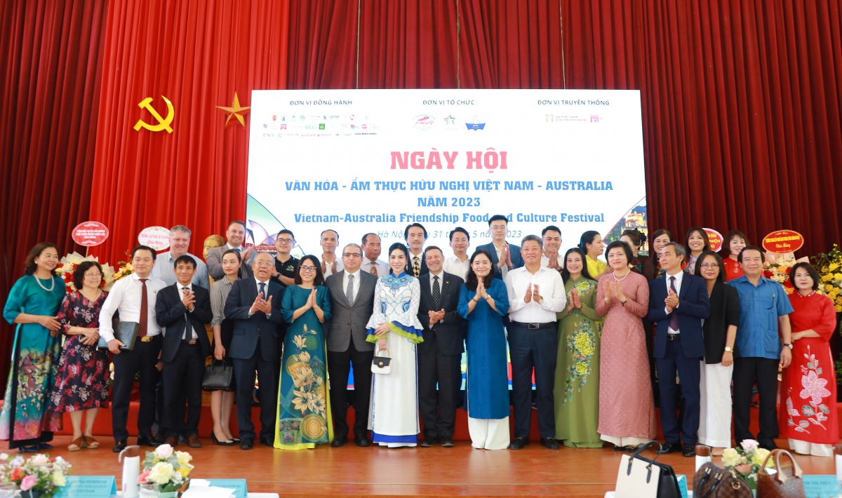 Các đại biểu chụp ảnh lưu niệm tại Ngày hội Văn hóa ẩm thực Việt Nam - Australia