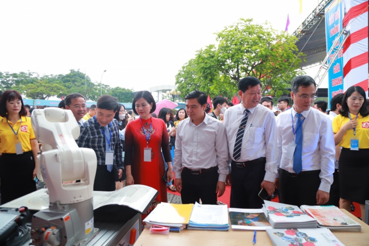 Lãnh đạo Tổng cục Giáo dục nghề nghiệp, Sở LĐTBXH Hà Nội, quận Long Biên thăm các gian tư vấn tuyển dụng, tuyển sinh, trình diễn kỹ năng nghề của các cơ sở GDNN tham gia Ngày hội.