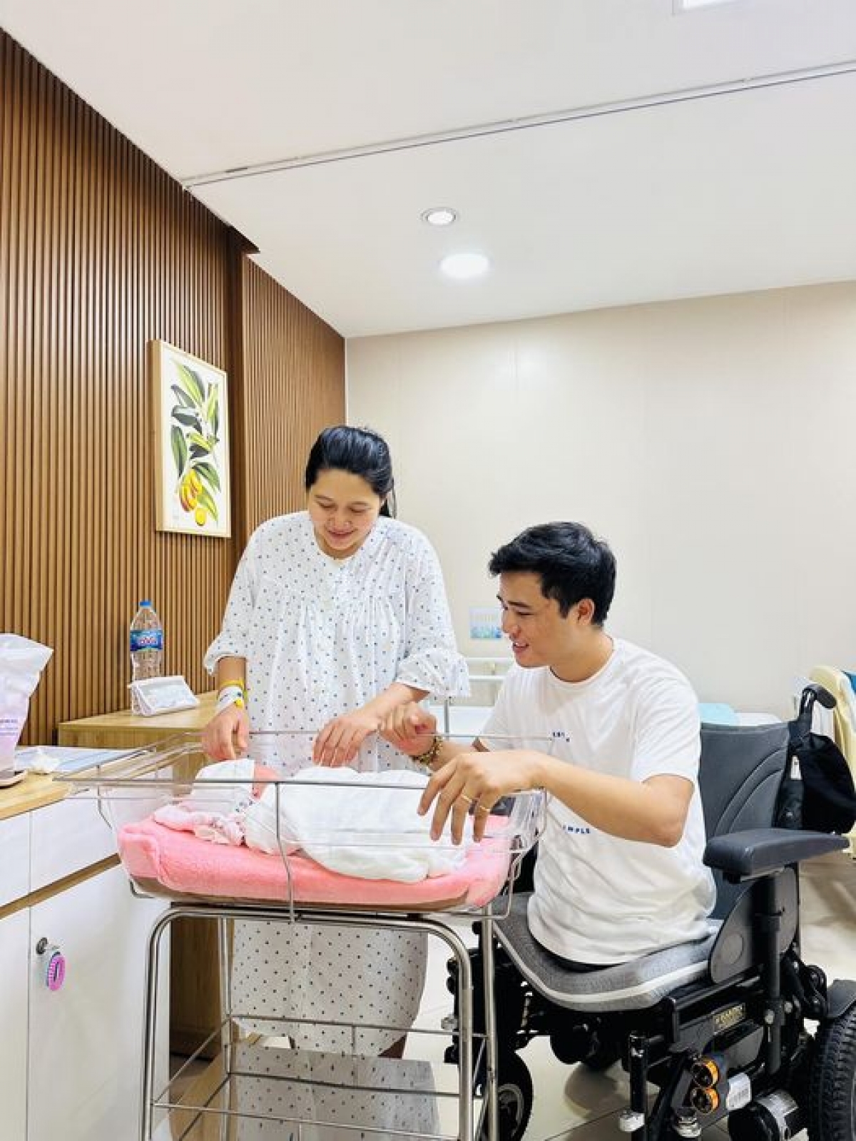 Ông bố trẻ Tô Đình Khánh và vợ hạnh phúc bên em bé mới sinh