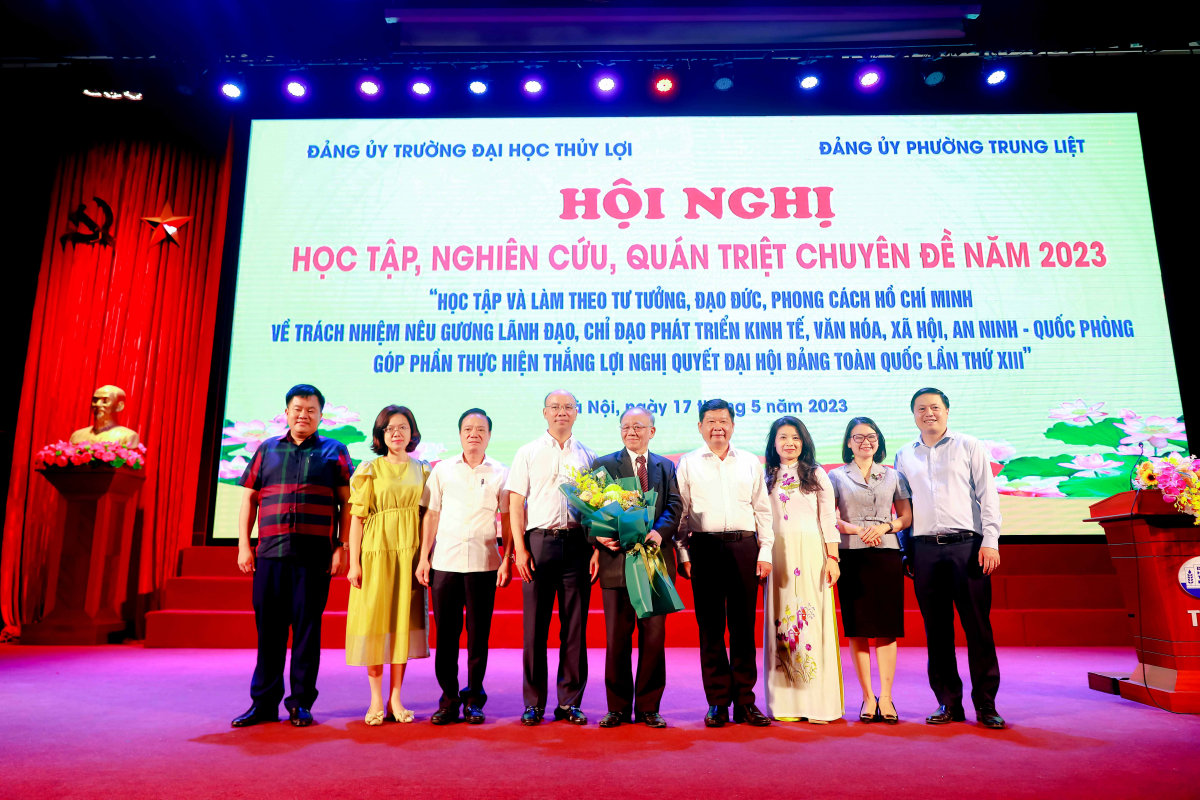 GS.TS Hoàng Chí Bảo (người đứng giữa) chia sẻ chuyên đề năm 2023 tại Trường Đại học Thủy lợi