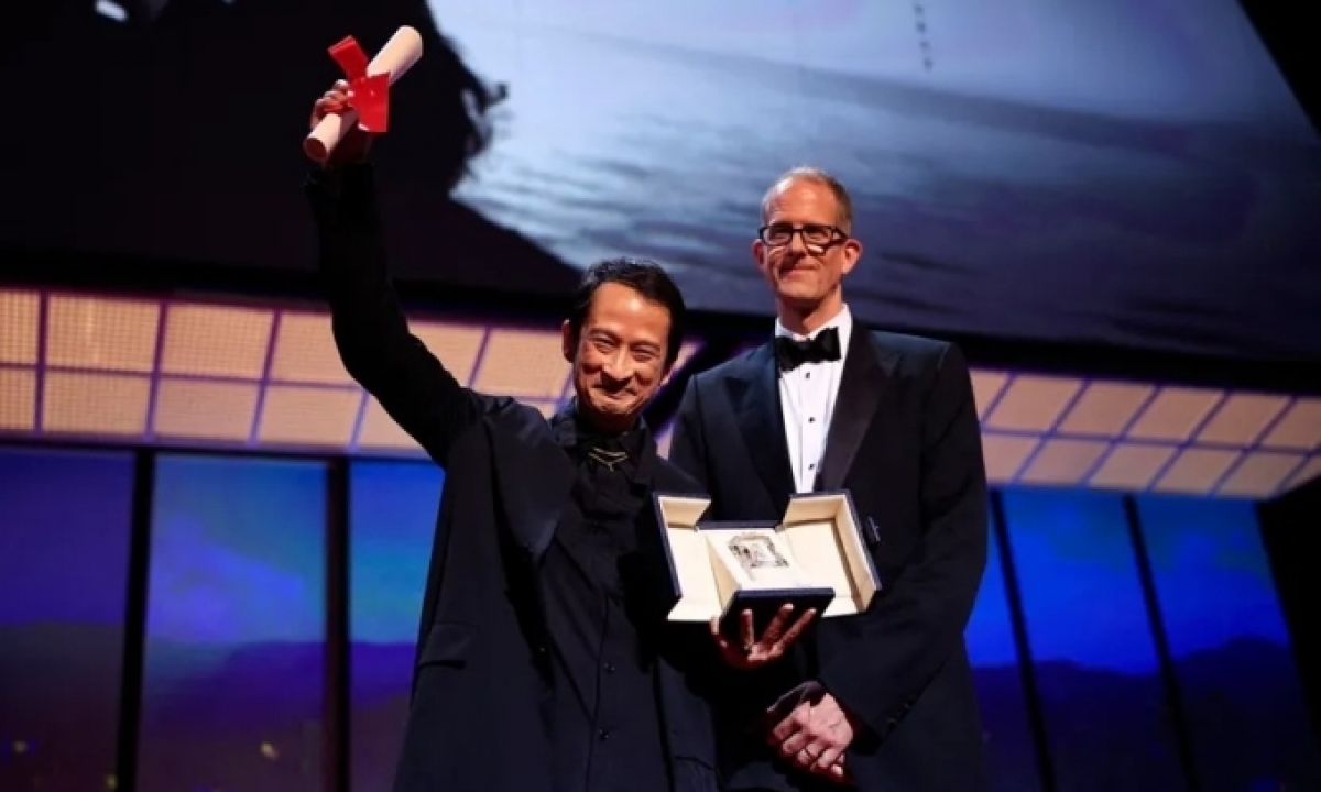 Đạo diễn Trần Anh Hùng thắng giải 'Đạo diễn xuất sắc' tại Cannes. Ảnh: LHP Cannes