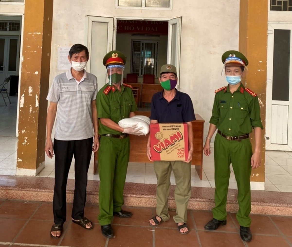 Ông Trần Văn Viên (ngoài cùng, bên trái) còn tham gia hỗ trợ người dân gặp khó khăn do đại dịch Covid-19 trên địa bàn phường Yết Kiêu, quận Hà Đông, TP. Hà Nội.