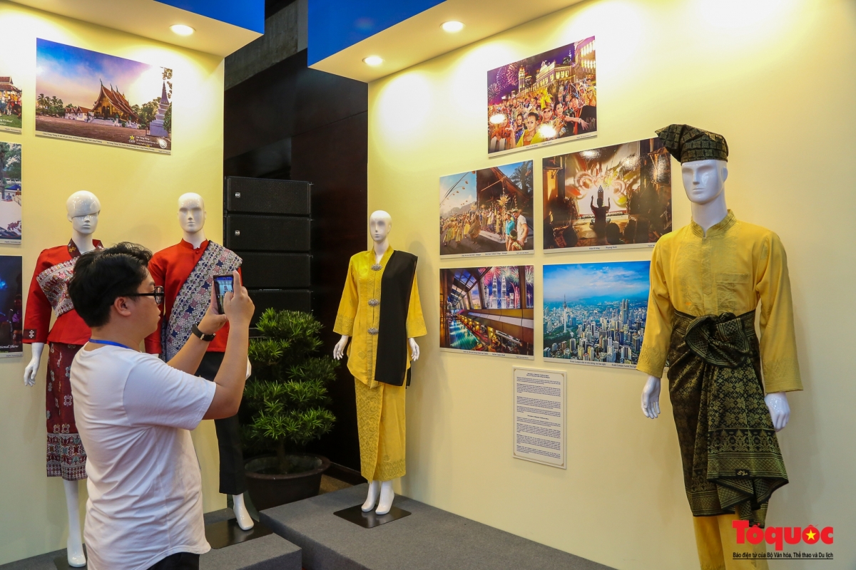 Triển lãm "Trang phục truyền thống các nước ASEAN" tại Festival Huế năm 2022. Ảnh: Lê Chung
