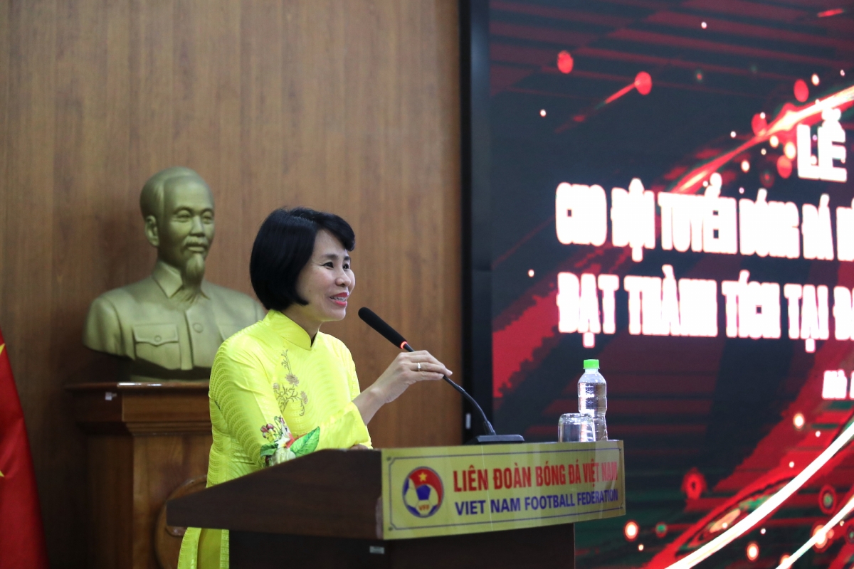 Bà Lê Thị Hoàng Yến, Phó Tổng cục Trưởng Tổng cục TDTT đánh giá cao đóng góp của bóng đá nam và nữ đối với thành công chung của thể thao Việt Nam tại SEA Games 32