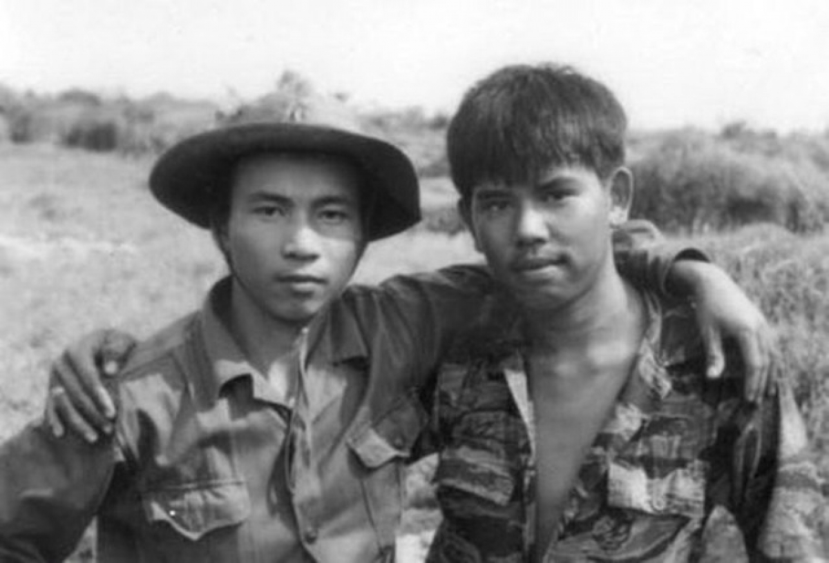 Bức ảnh trong bộ ảnh Hai người lính - Tác phẩm đoạt giải thưởng Hồ Chí Minh của tác giả Chu Chí Thành