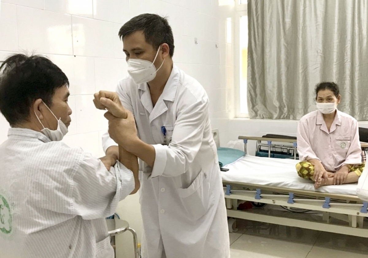 Bác sĩ Nguyễn Trung Nguyên - Giám đốc Trung tâm Chống độc đánh giá vận động cho vợ chồng bệnh nhân ngộ độc hạt muồng