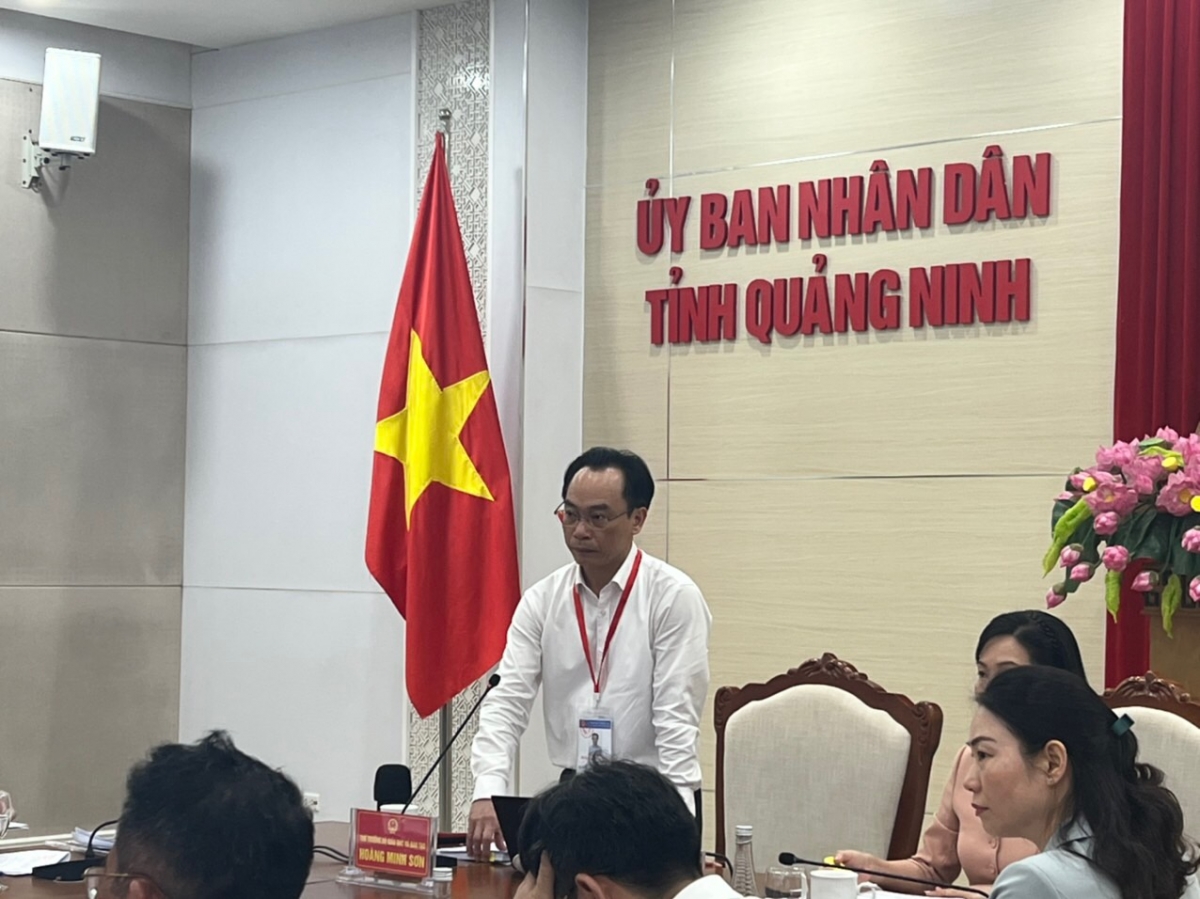 Thứ trưởng Bộ GD-ĐT Hoàng Minh Sơn kiểm tra công tác thi tại tỉnh Quảng Ninh