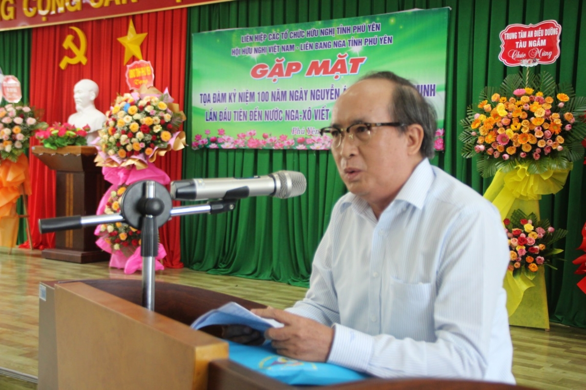 Ông Phan Đình Phùng - Nguyên Phó CT UBND tỉnh Phú Yên đọc tham luận tại toạ đàm
