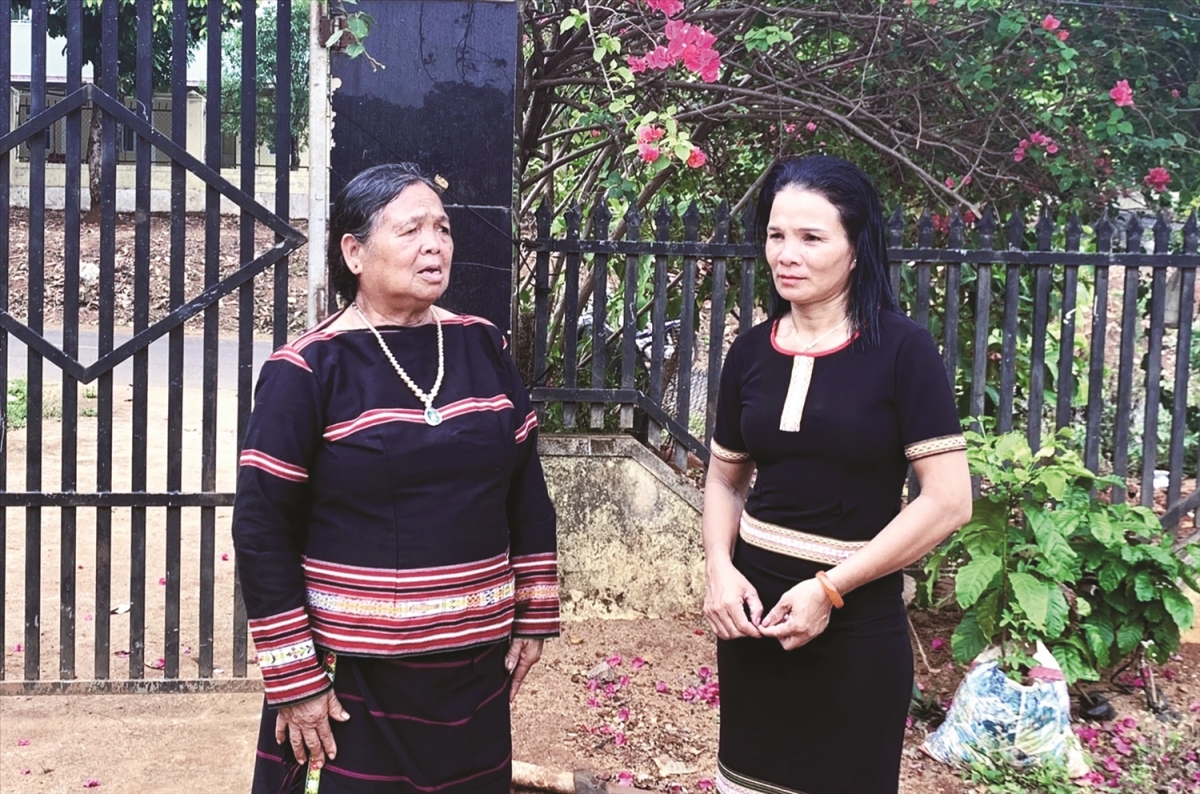 Nữ già làng Rơ Châm Phial (bên trái) ở làng Tung Breng, xã Ia Krai, huyện Ia Grai, Gia Lai
