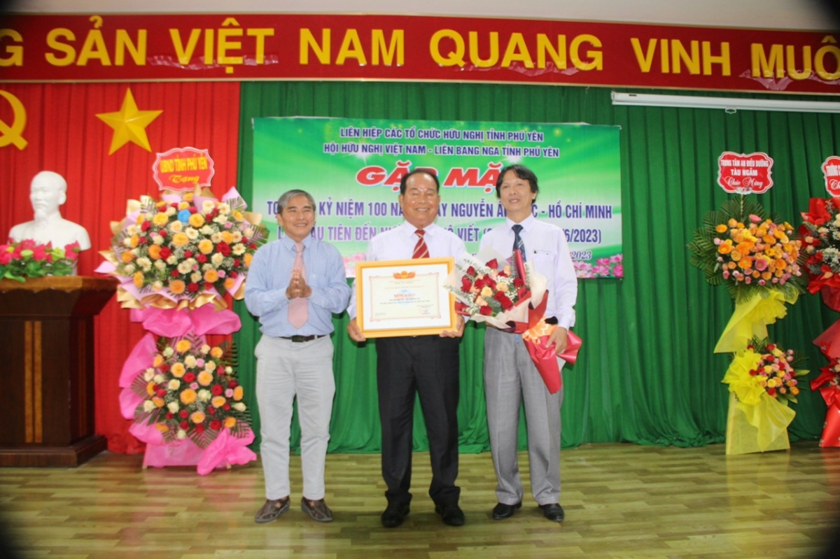 Liên hiệp các tổ chức hữu nghị tỉnh Phú Yên đã trao tặng bằng khen cho Hội Hữu nghị Việt Nga của tỉnh Phú Yên