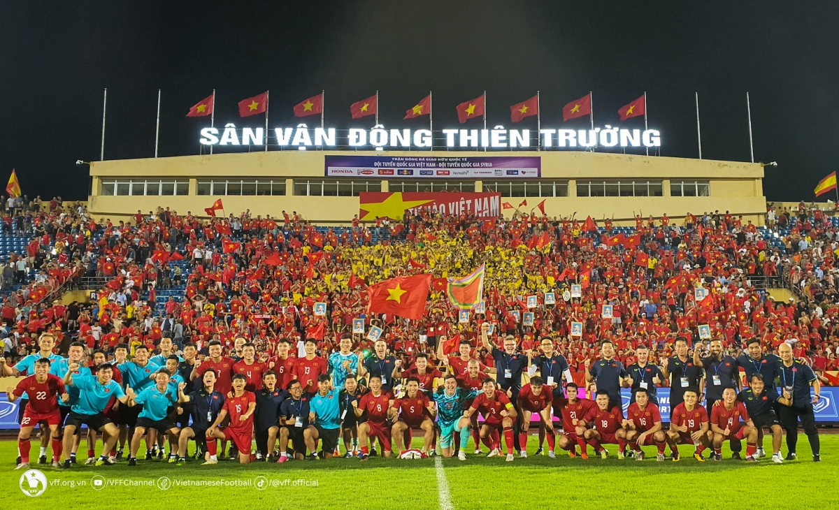 Đội tuyển Việt Nam tri ân khán giả thành Nam (Ảnh: VFF)