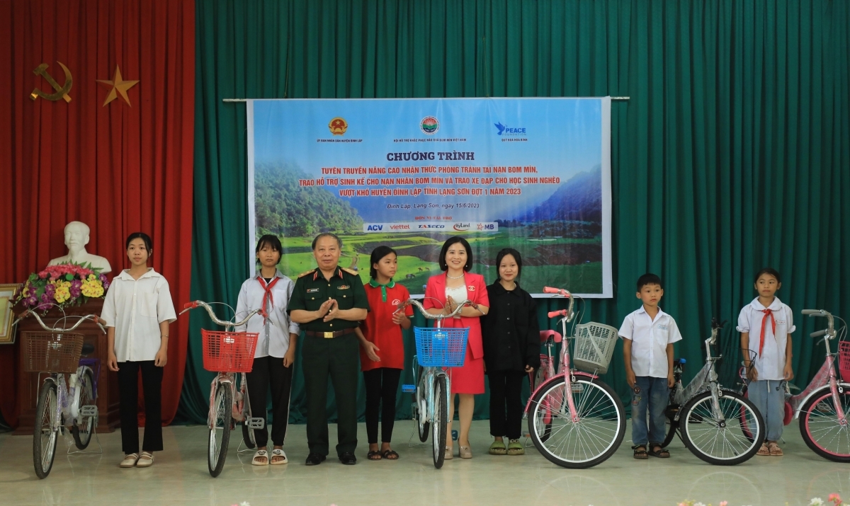 Trung tướng Phạm Ngọc Khóa, Phó Chủ tịch thường trực Hội Hỗ trợ khắc phục hậu quả bom mìn Việt Nam trao tặng xe đạp cho học sinh nghèo vượt khó.