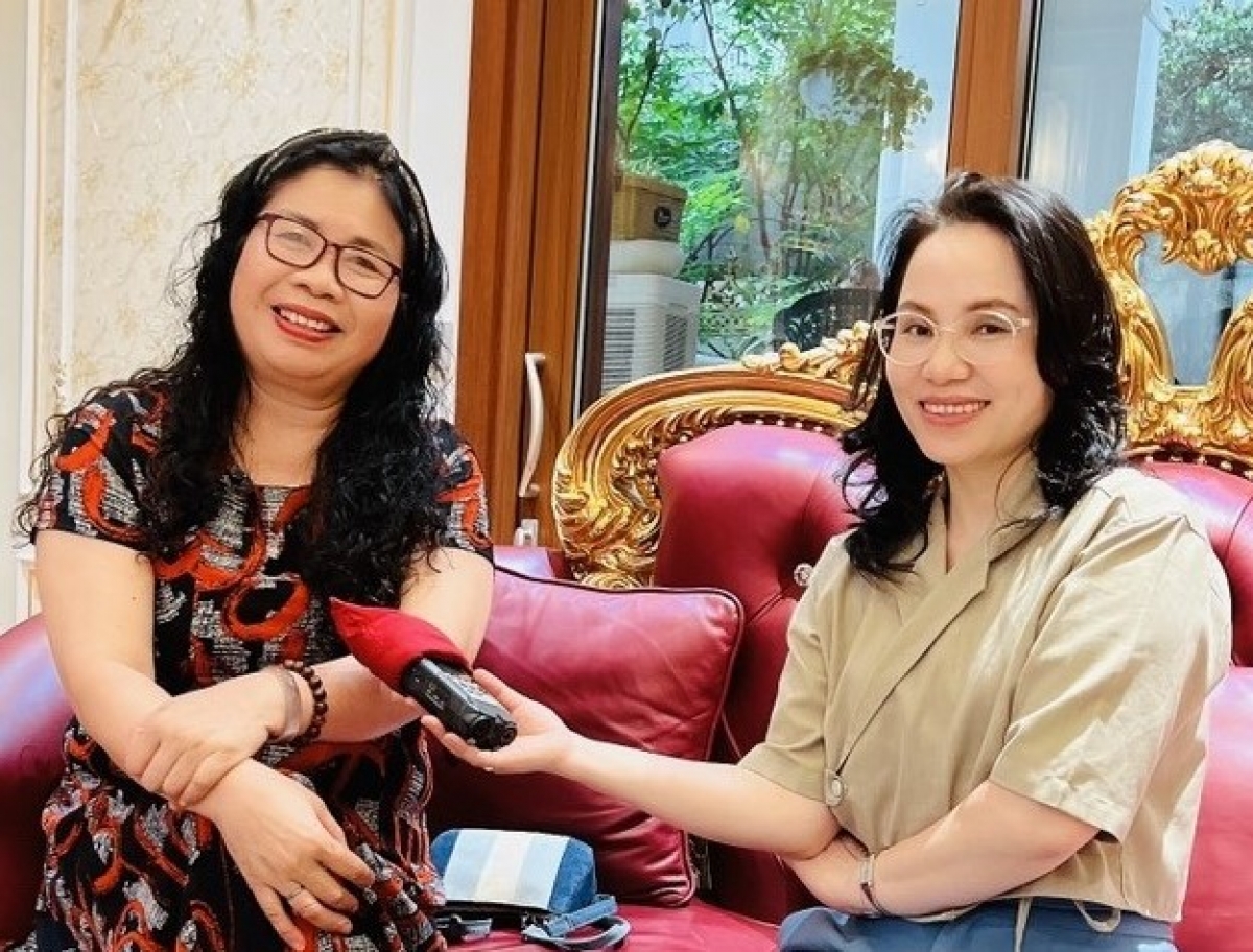 PGS.TS Lê Thị Bích Hồng, Trưởng ban Công tác Mặt trận tổ dân phố 12 trả lời phỏng vấn phóng viên VOV2