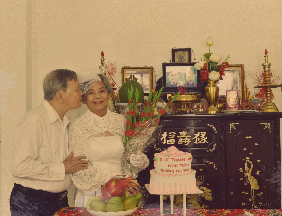 Ông Toàn và bà Đàn hạnh phúc trong khoảnh khắc kỷ niệm 50 năm ngày cưới.