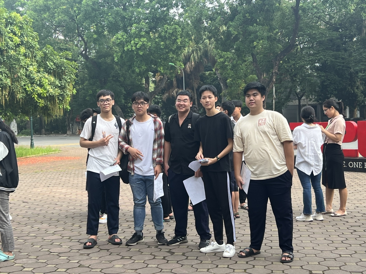 Lương Quốc Anh ( thứ hai từ trái sang ) cùng các bạn ở trường THPT Nguyễn Gia Thiều tham gia kỳ thi Đánh giá tư duy của ĐH Bách Khoa Hà Nội 