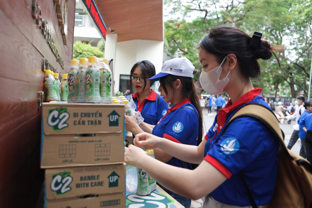 Các tình nguyện viên của CLB Tình nguyện viên Thủ đô chuẩn bị tiếp nước cho phụ huynh tại điểm trường THCS Khương Đình