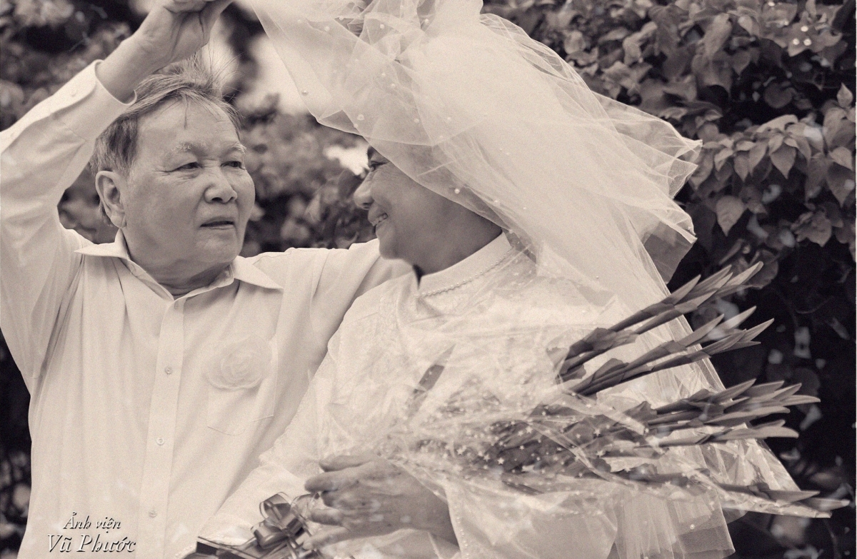 Sau 50 năm kết hôn, ông bà đã có bộ ảnh cưới đặc biệt cho riêng mình.