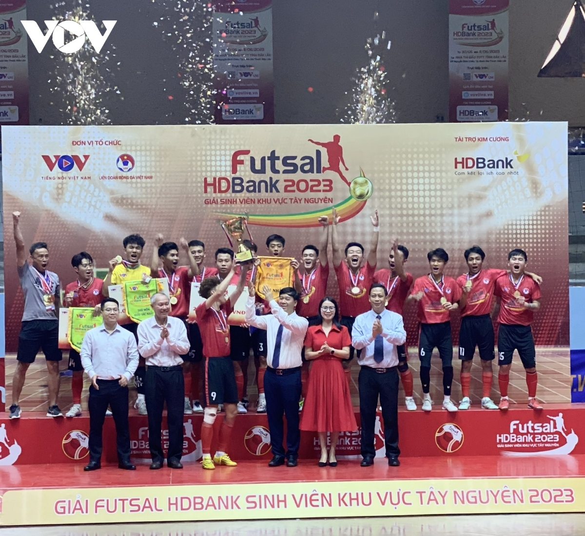 Ban tổ chức trao cúp vô địch cho Đội Futsal sinh viên ĐH Đà Lạt.