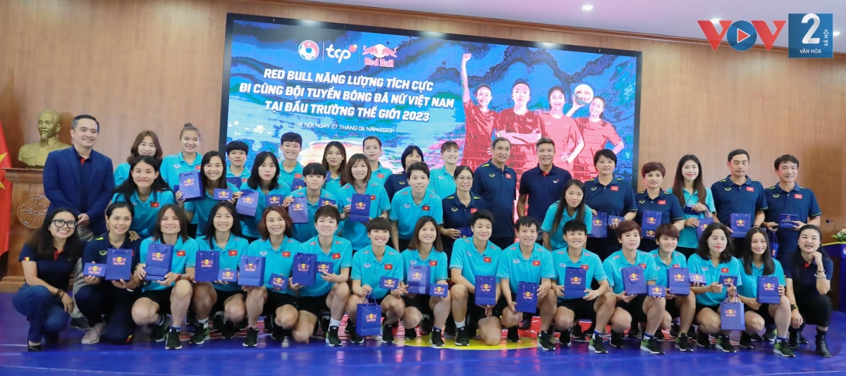 Ban huấn luyện và các cầu thủ nữ Việt Nam được trao tặng kỷ niệm chương bằng vàng được khắc tên riêng