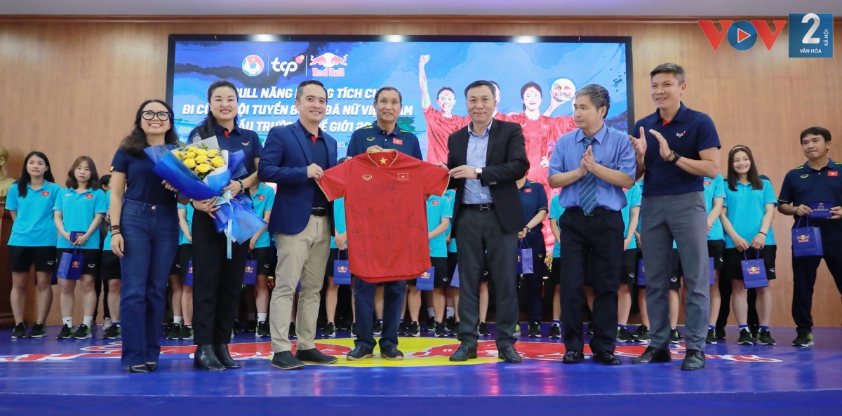 HLV Mai Đức Chung và lãnh đạo VFF trao tặng áo thi đấu có chữ ký của đội tuyển nữ Việt Nam cho nhà tài trợ