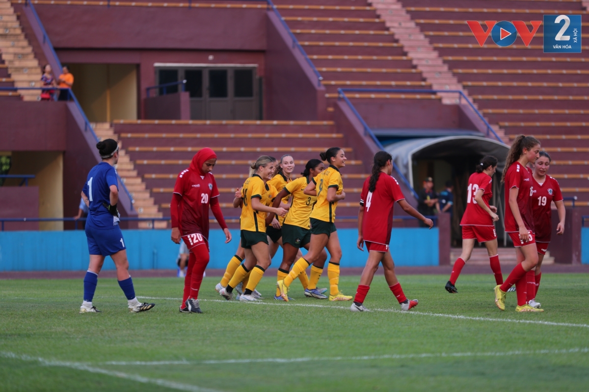 Ở trận đấu sớm U20 nữ Australia dễ dàng vượt qua U20 nữ Li-băng với tỉ số đậm 5-0 để tạm giữ ngôi đầu bảng A