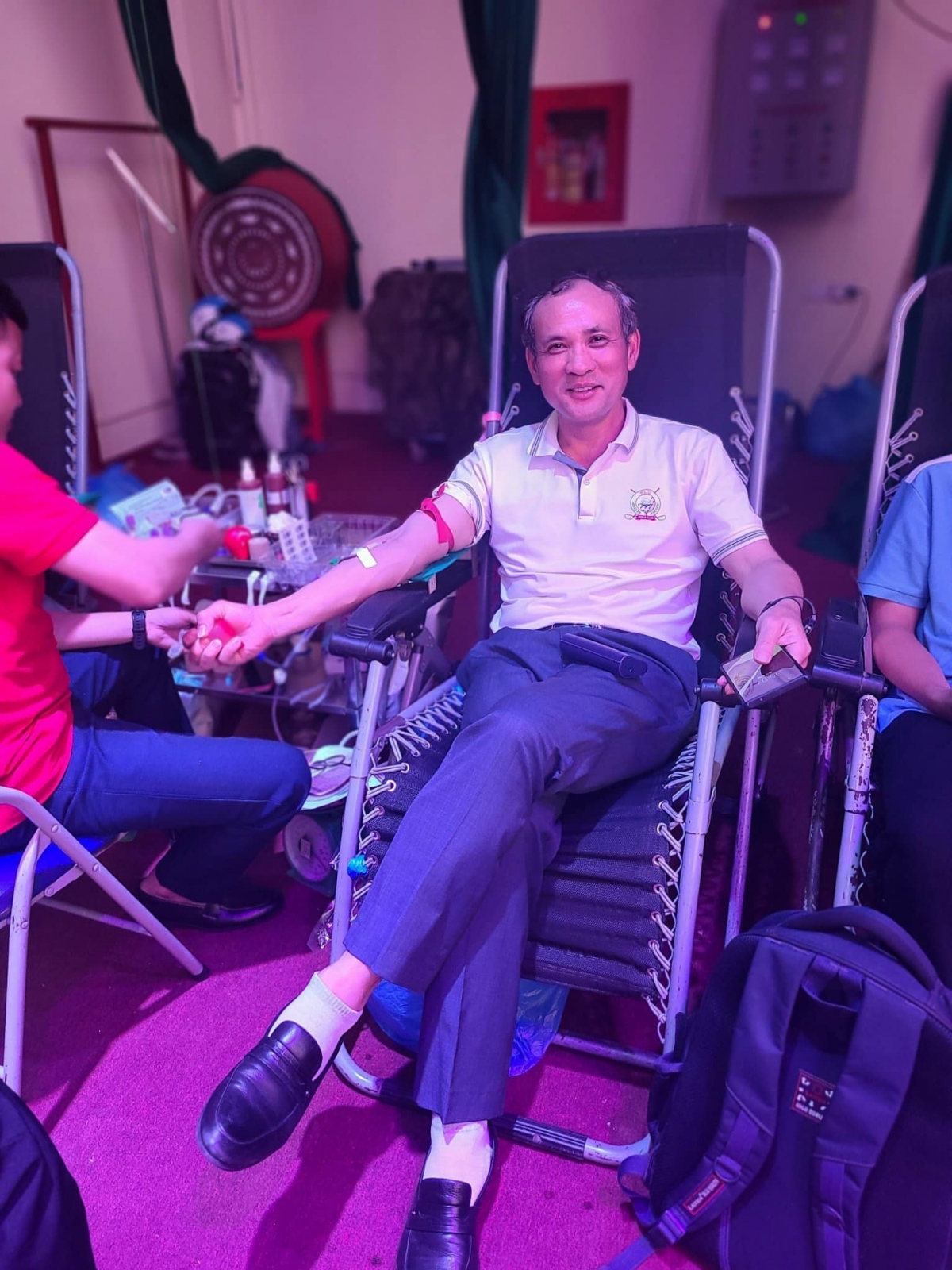 GS.TS Nguyễn Trung Việt – Phó Hiệu trưởng Nhà trường tham gia hiến máu