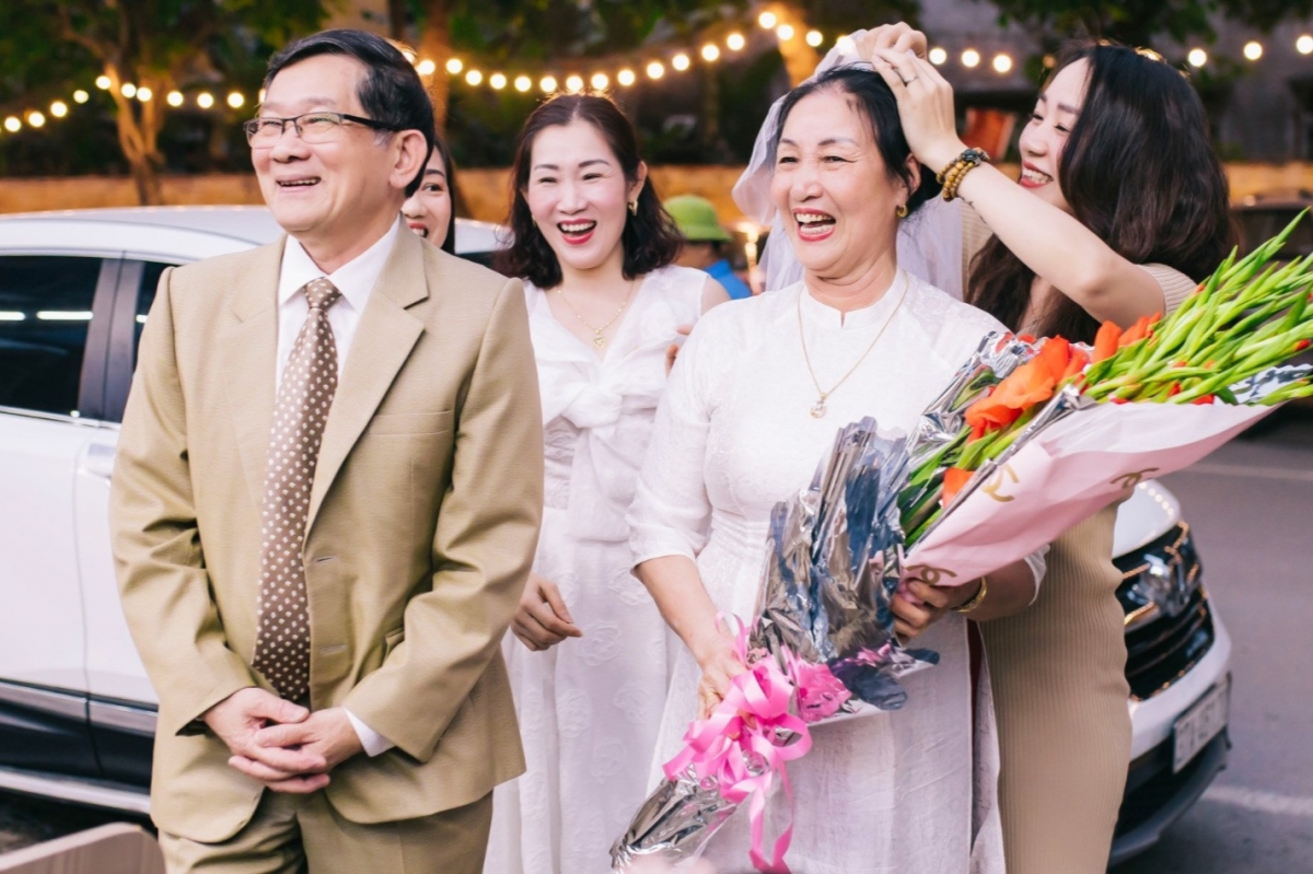 Chị Hạnh cài voan trắng cho mẹ chồng.
