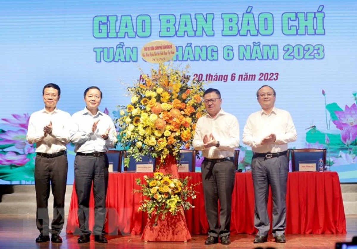 Phó Thủ tướng Trần Hồng Hà chúc mừng các cơ quan báo chí nhân Ngày Báo chí Cách mạng Việt Nam. (Ảnh: Phương Hoa/TTXVN)