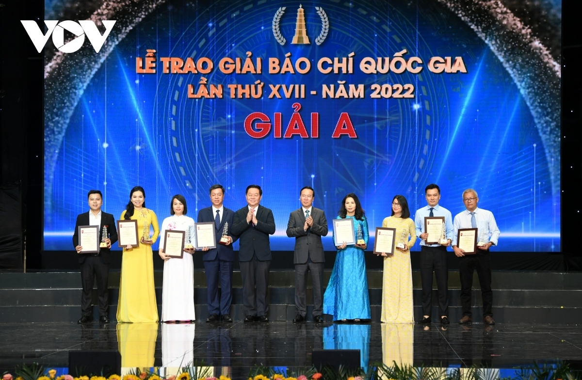 Chủ tịch nước Võ Văn Thưởng trao giải cho các tác giả, nhóm tác giả đoạt giải A Giải báo chí Quốc gia lần thứ 17