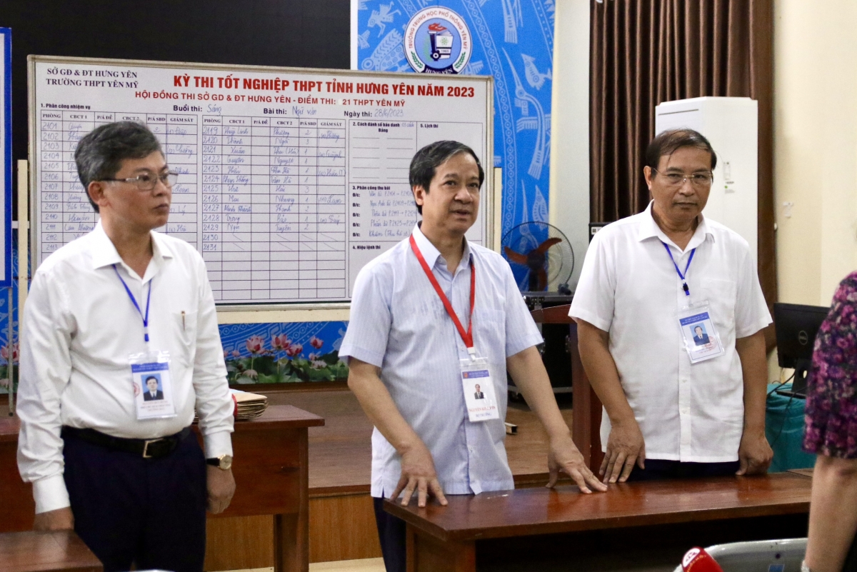 Bộ trưởng Bộ GD-ĐT Nguyễn Kim Sơn cùng đoàn công tác kiểm tra thi tại Trường THPT Yên Mỹ, Hưng Yên