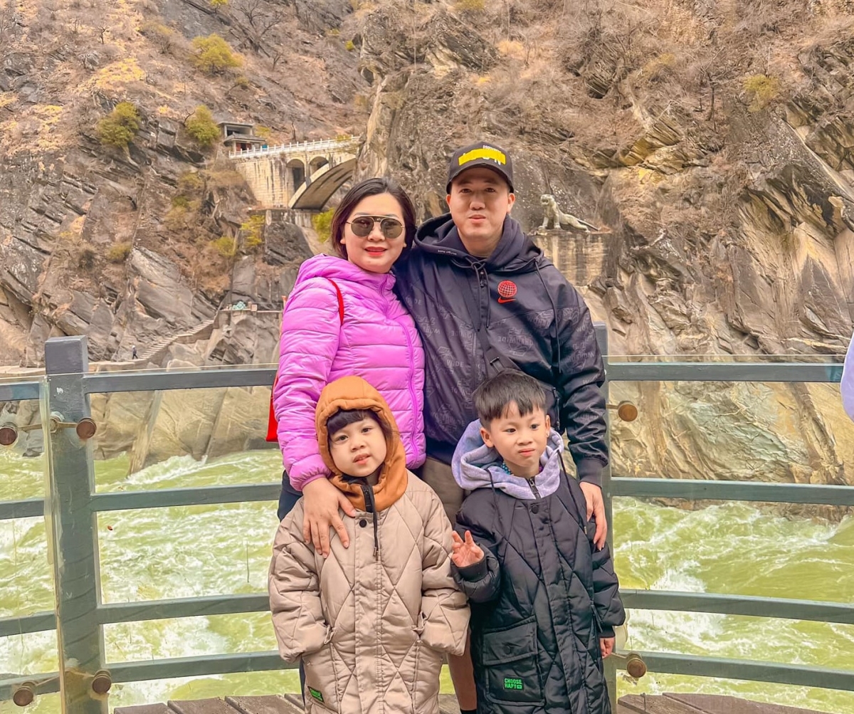 Gia đình Hải Nam-Cẩm Ly và hai con sinh đôi trong một chuyến đi Trung Quốc gần đây. Ảnh: Nhân vật cung cấp.