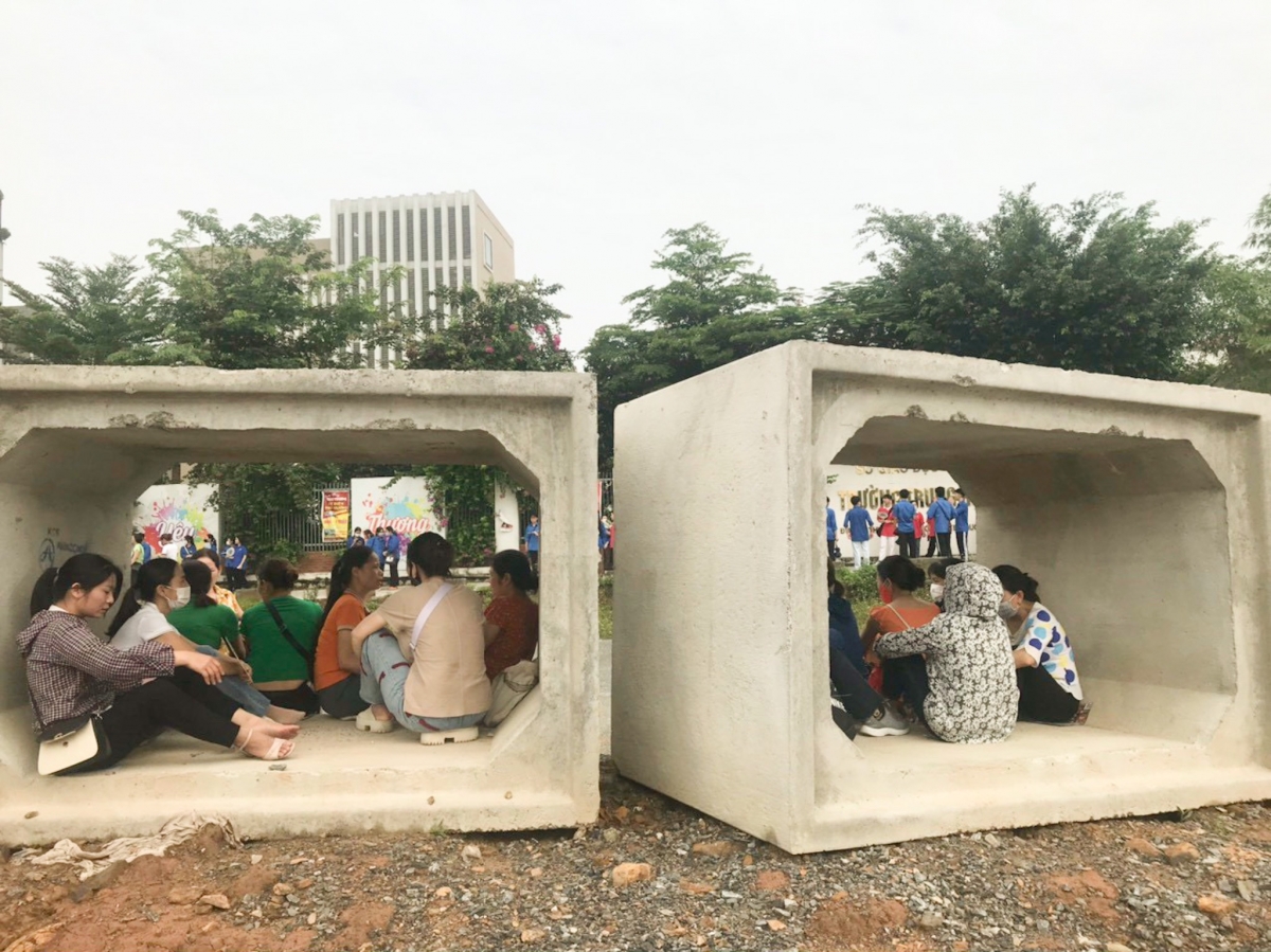 Tìm điểm chờ con dưới nắng nóng mùa hè tại điểm thi trường THPT Quốc Oai, Quốc Oai, Hà Nội.