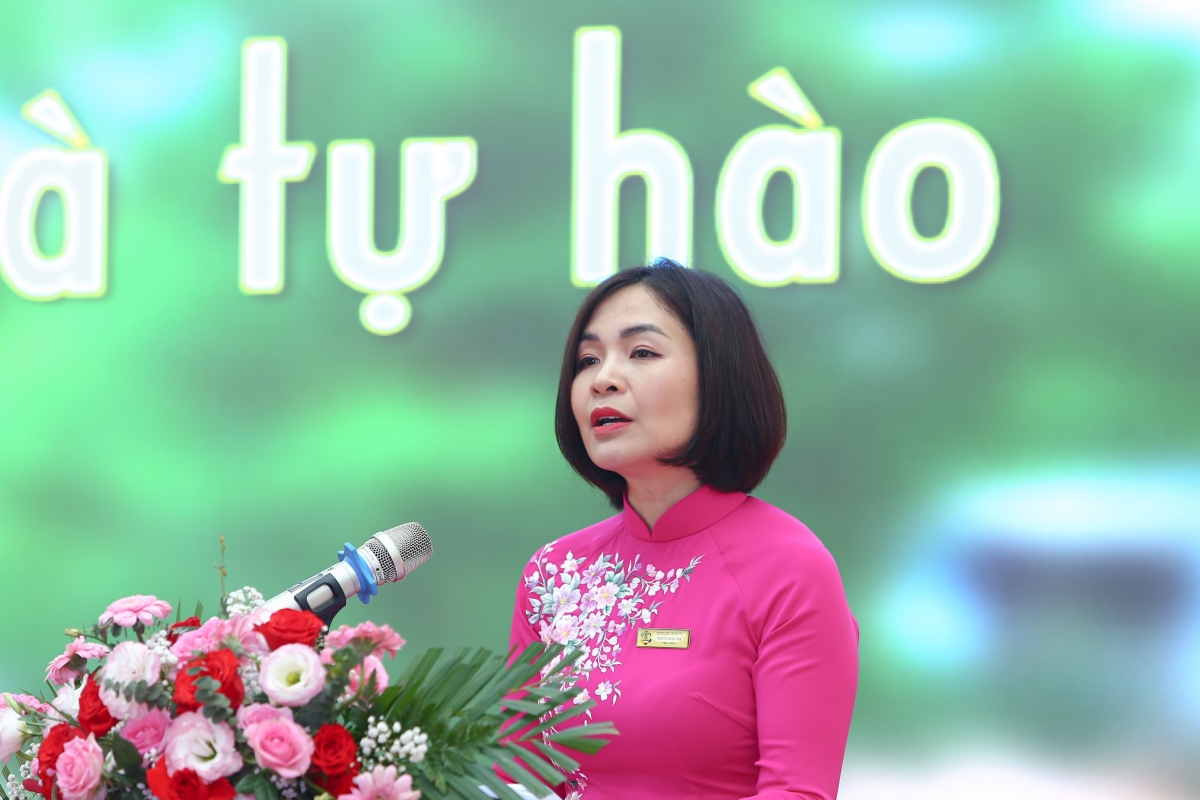 Cô Nguyễn Ngọc Anh- Hiệu trưởng trường THCS Thành Công chia sẻ niềm vui, tự hào khi nhà trường được gắn biển công trình cấp thành phố Hà Nội.