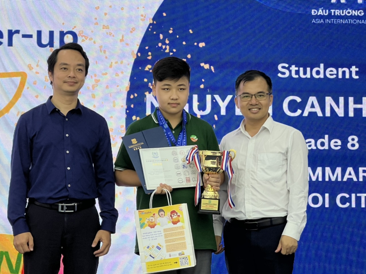 Với thành tích đặc biệt, em Nguyễn Anh Hùng học sinh lớp 9A0 Trường liên cấp Ngôi Sao Hà Nội được nhận cup vàng của Ban tổ chức AIMO