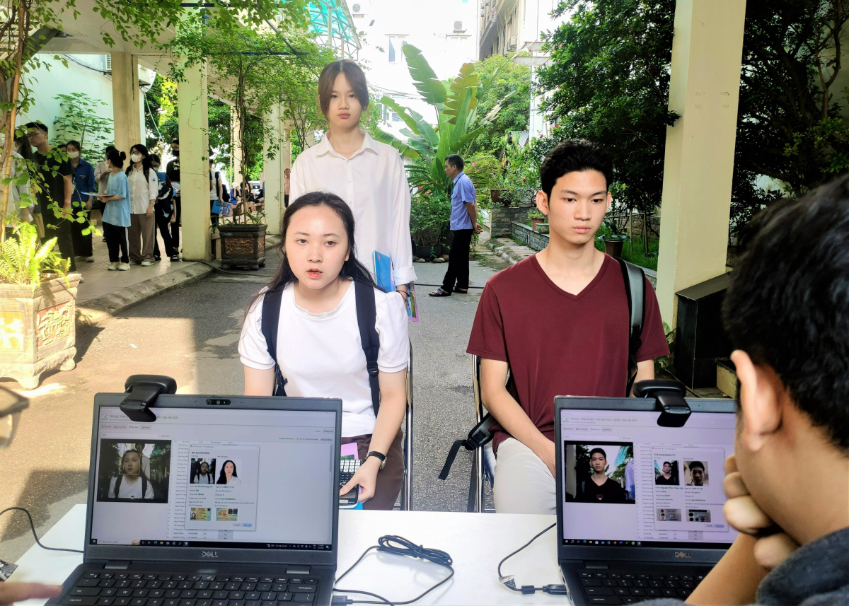 ĐHQG Hà Nội thử nghiệm ứng dụng công nghệ thông tin để nhận diện thí sinh làm thủ tục trước khi vào phòng thi.