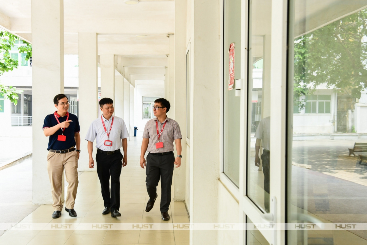 PGS Nguyễn Phong Điền - Phó Giám đốc Đại học Bách khoa Hà Nội (giữa) - cùng lãnh đạo các phòng thị sát các hội đồng