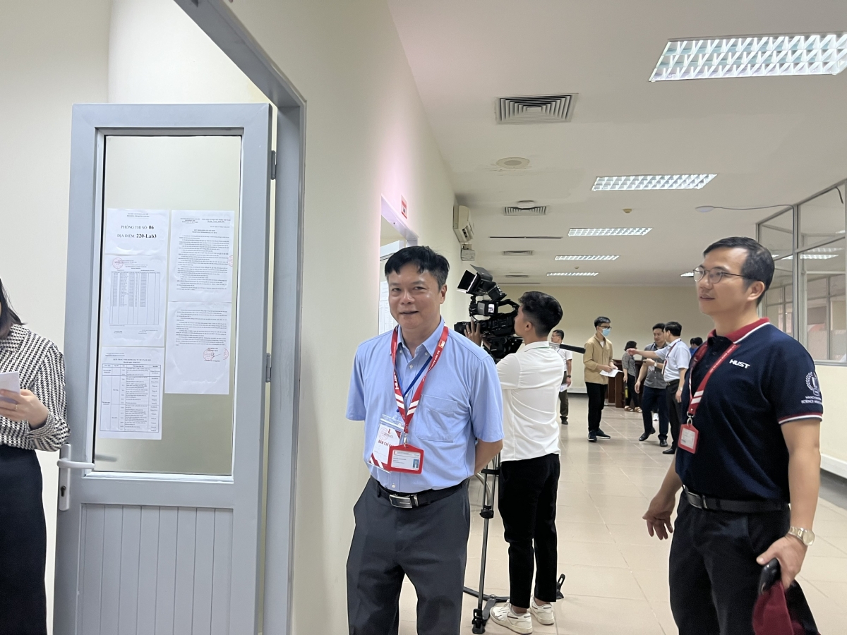PGS.TS Nguyễn Phong Điền - Phó Giám đốc Đại học Bách khoa Hà Nội thị sát tại các phòng thi 